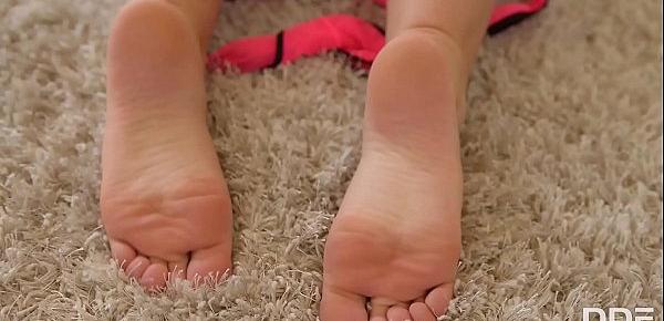  Extra hot Brit babe Karlie Simon teases you with sexy toes & masturbation